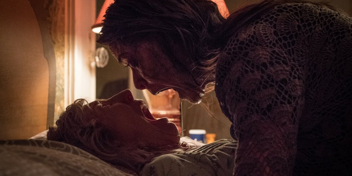 Dua tokoh dalam film The Grudge yang sedang berhadapan di atas kasur